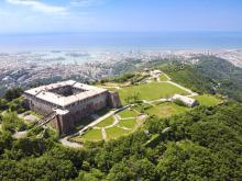 Forte Begato che "svetta" sul litorale genovese