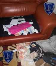 banconote all'interno di un divano