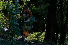 Un atleta in mezzo al bosco
