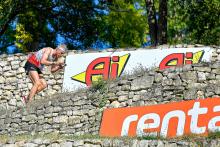Un atleta impegnato in una dura corsa in salita