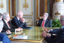 sindaco nel suo ufficio con ospiti