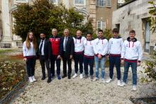 foto di gruppo sportivi e organizzatori nel giardino di palazzo Albini