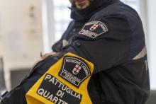 particolare della divisa di un agente