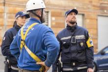 due agenti e un operaio di spalle