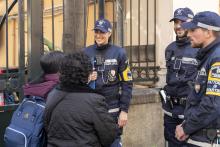 agenti parlano con due cittadine di spalle
