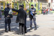agenti con anziano cittadino di spalle