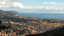 Foto della Valbisagno scattata dall'alto e da ponente: ampia vista dallo stadio a punta Chiappa