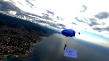 Un paracadutista della Folgore in azione con la bandiera di Ocean Race