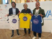Pavan, Nicolini e Flachi con in mano le divise da gioco che saranno indossate venerdì sera