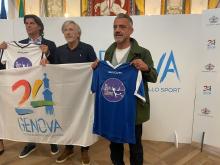 Pavan, Nicolini e Flachi con in mano le divise da gioco e la bandiera di Genova 2024