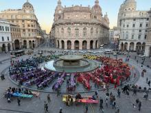 Piazza De Ferrari "allestita" per la Colorata cena di sabato sera