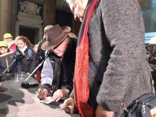 Posa pietre d'inciampo-Palazzo Ducale-Demnig firma autografo a Villani