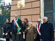 Post scopertura della targa, presenti anche la pro cugina di Teresa Mattei Anita Ginella e il figlio Gabriele Muzio