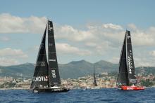 Due barche solcano il mare con i Forti sullo sfondo