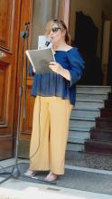 Rossella Pitacco mentre legge una poesia di Caproni