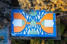 Il "nuovo" campetto da basket fotografato dall'alto per far risaltare il disegno artistico Il "nuovo" campetto da basket fotografato dall'alto per far risaltare il disegno artistico