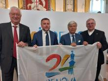 organizzatori con bandiera Genova capitale dello sport 2024