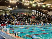 piscina interno con pubblico