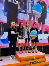 sindaca Salis con nuotrarici sul podio