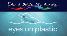 Grafica di "Eyes on Plastic" con la silhouette di una bottiglia di plastica adagiata sulla linea del mare