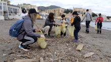 Volontari al lavoro per pulire una spiaggia