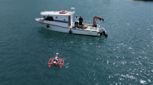 Nave dell'Istituto Idrografico della Marina che comanda un drone sul pelo dell'acqua per ispezionare i fondali marini