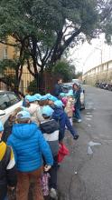 I bimbi della scuola Thouar con la pettorina azzurra: tutti in fila dietro all'assessore Gambino per il sopralluogo itinerante