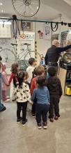 I bimbi della Monticelli super concentrati nell'ascoltare la lezione del "dottor Bike"