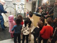 I bimbi della Monticelli a lezione dal "Dottor Bike": tutti concentratissimi per scoprire i segreti delle biciclette