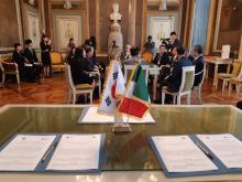 i membri della delegazione coreana al tavolo con il sindaco