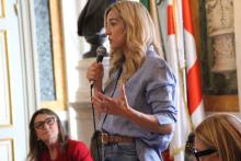 Intervento della sindaca Salis. Sullo sfondo la assessora Lodi