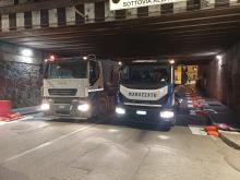 Due camion nel sottopasso di Brin durante le ultime prove di allagamento per testare l'efficienza del sistema di drenaggio