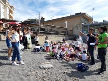 Gruppo  bambini e animatori in spiaggia