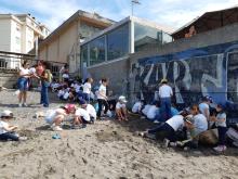 bambini puliscono la spiaggia