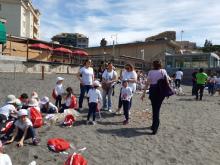 Spazzapnea,Gruppo bambini con magliette bianche e zainetti rossi