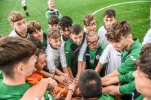 Un gruppo di bimbi su un campo di calcio, tra loro un coetaneo con la sindrome di Down