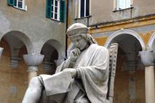 Statua di Cristoforo Colombo nel cortile del liceo classico "Colombo"