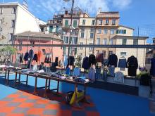 Vestiti appesi prima di essere scambiati dai ragazzi