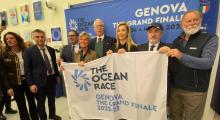 foto di gruppo con bandiera the Ocean Race