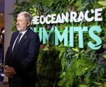 sindaco Bucci davanti a scritta The Ocean Race Summits