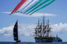 Le Frecce Tricolori sorvolano sulla nave Amerigo Vespucci 
