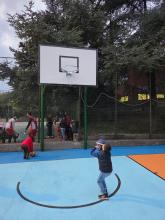 Un bimbo pronto a tirare la palla a canestro Un bimbo pronto a tirare la palla a canestro