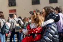 Una bimba mascherata in piazza Matteotti