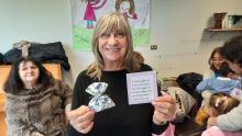 Una volontaria con il biglietto regalato dalla scuola
