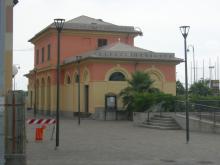 Esterno della vecchia stazione FS di Pra' che ospiterà la nuova Casa delle Tecnologie Emergenti