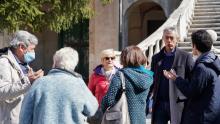 persone conversano con assessore Garassino all'esterno della villa