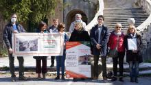 foto di gruppo all'esterno della villa