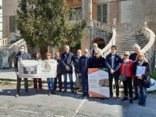 foto di gruppo all'esterno della villa