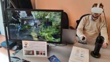 Un tecnico di Start 4.0 con indosso un visore mostra la visita immersiva virtuale nel Museo d'Arte Orientale Chiossone di Genova