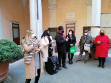 assessore Bordilli e organizzatori parlano nel cortile di palazzo tursi